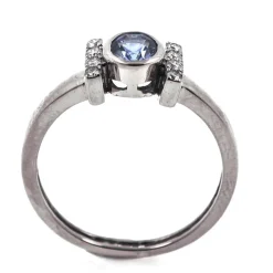 Bague en or avec saphir bleu de Ceylan sans chaleur et diamants