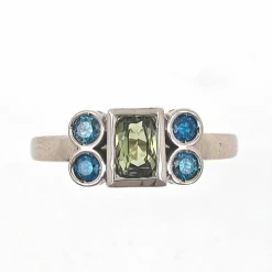 Bague en or avec saphir vert sans chaleur et diamants bleus