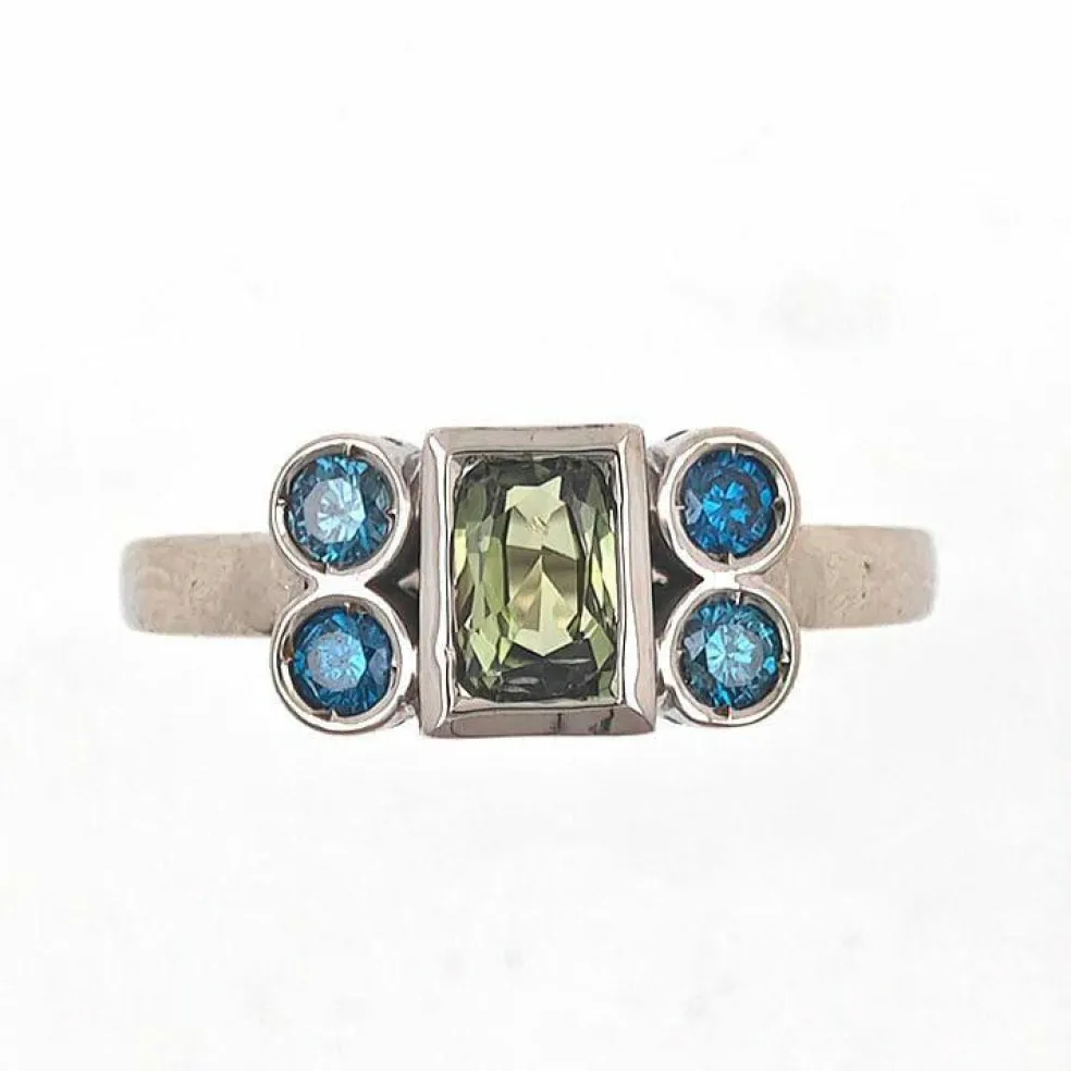 Bague en or avec saphir vert sans chaleur et diamants bleus