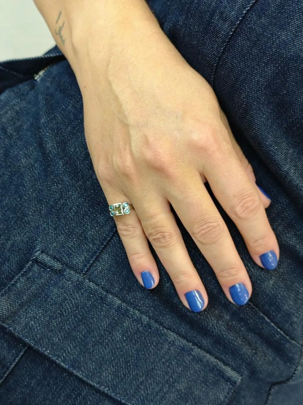 Bague en or avec saphir vert sans chaleur et diamants bleus
