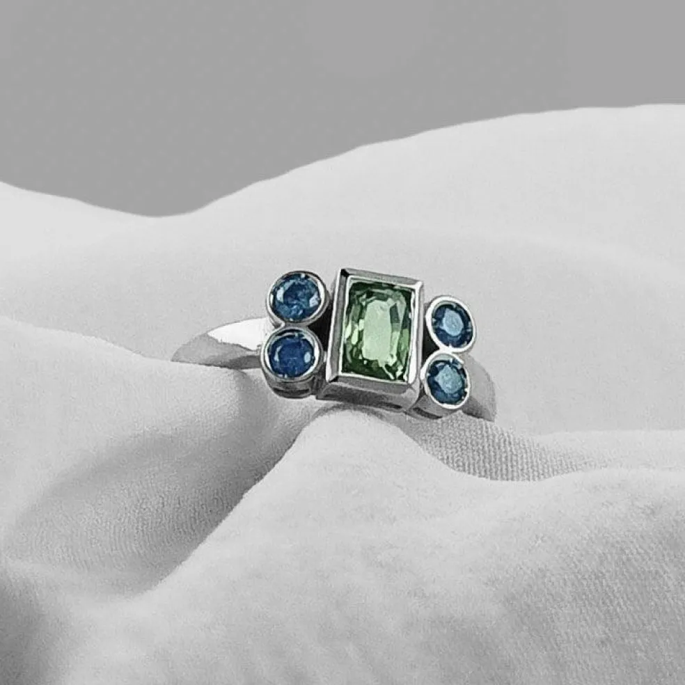Bague en or avec saphir vert sans chaleur et diamants bleus
