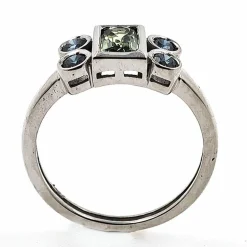 Bague en or avec saphir vert sans chaleur et diamants bleus