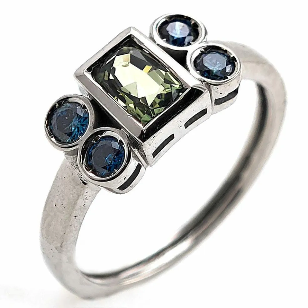 Bague en or avec saphir vert sans chaleur et diamants bleus