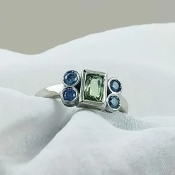Bague en or avec saphir vert sans chaleur et diamants bleus