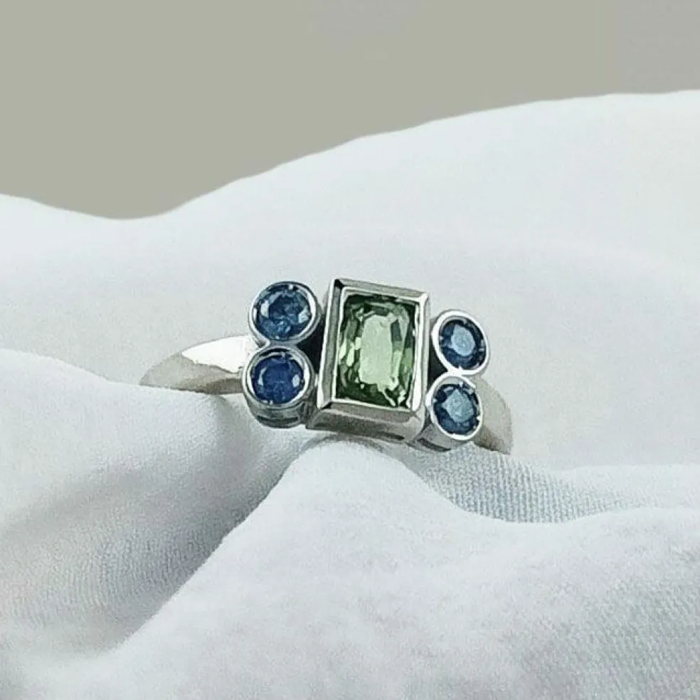 Bague en or avec saphir vert sans chaleur et diamants bleus