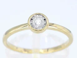 Bague en or avec un diamant taille brillant