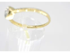 Bague en or avec un diamant taille brillant en forme de coeur