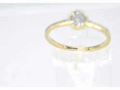 Bague en or avec un diamant taille brillant