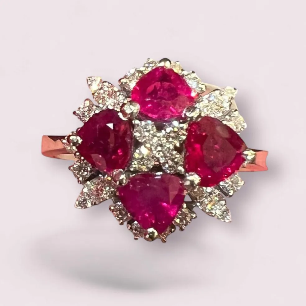 Bague en or blanc 4 rubis taillés en coeur et pavage de diamants