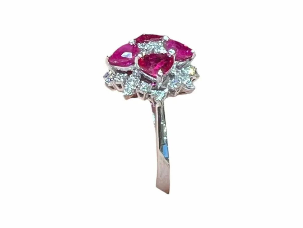 Bague en or blanc 4 rubis taillés en coeur et pavage de diamants
