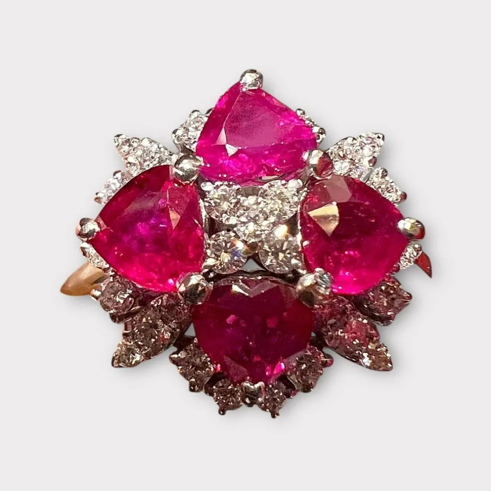 Bague en or blanc 4 rubis taillés en coeur et pavage de diamants