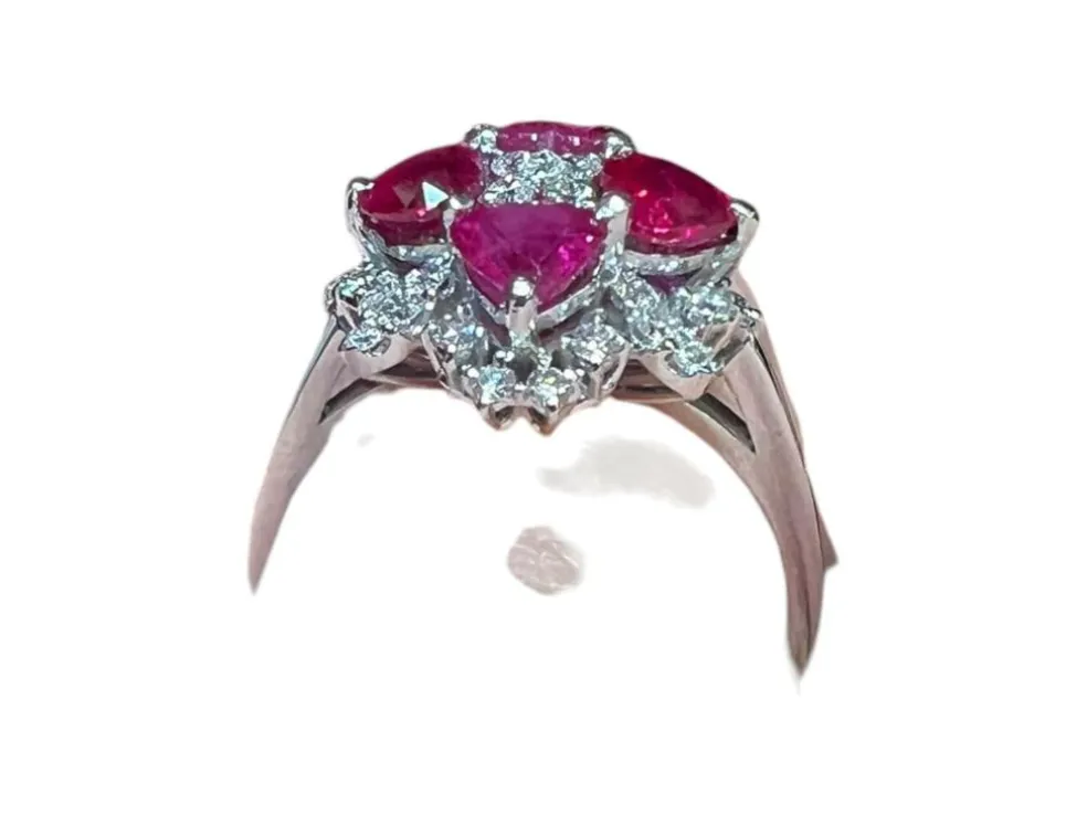 Bague en or blanc 4 rubis taillés en coeur et pavage de diamants