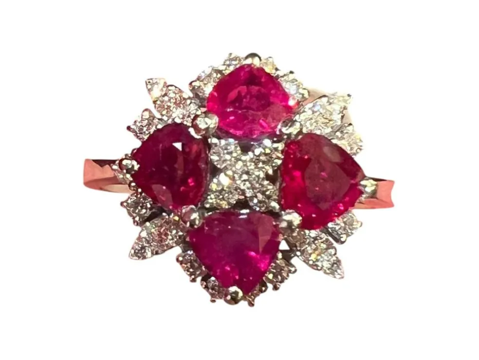 Bague en or blanc 4 rubis taillés en coeur et pavage de diamants