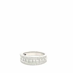 Bague en or blanc 18 carats sertie de diamants taille princesse et brillant