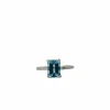 Bague en or blanc 18 carats avec aigue-marine taille émeraude