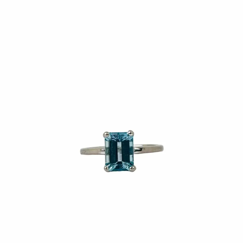 Bague en or blanc 18 carats avec aigue-marine taille émeraude
