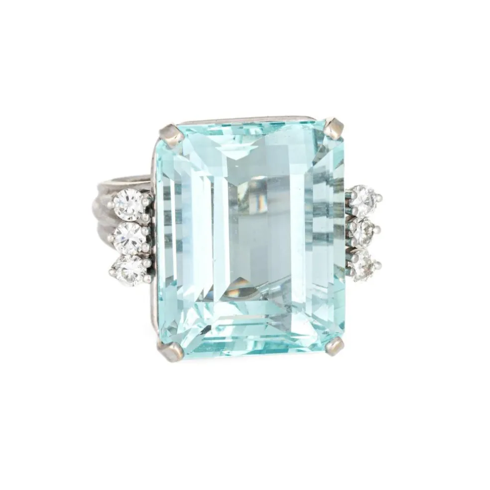 Bague en or blanc 27 carats avec aigue-marine