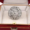 Bague en or blanc 18 carats avec ajourage spécial et diamants