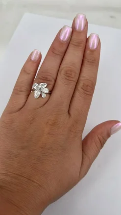 Bague en or blanc 18 carats avec fleur solitaire en diamant