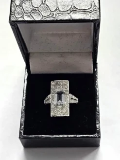 Bague en or blanc 18 carats avec aigue-marine et diamants