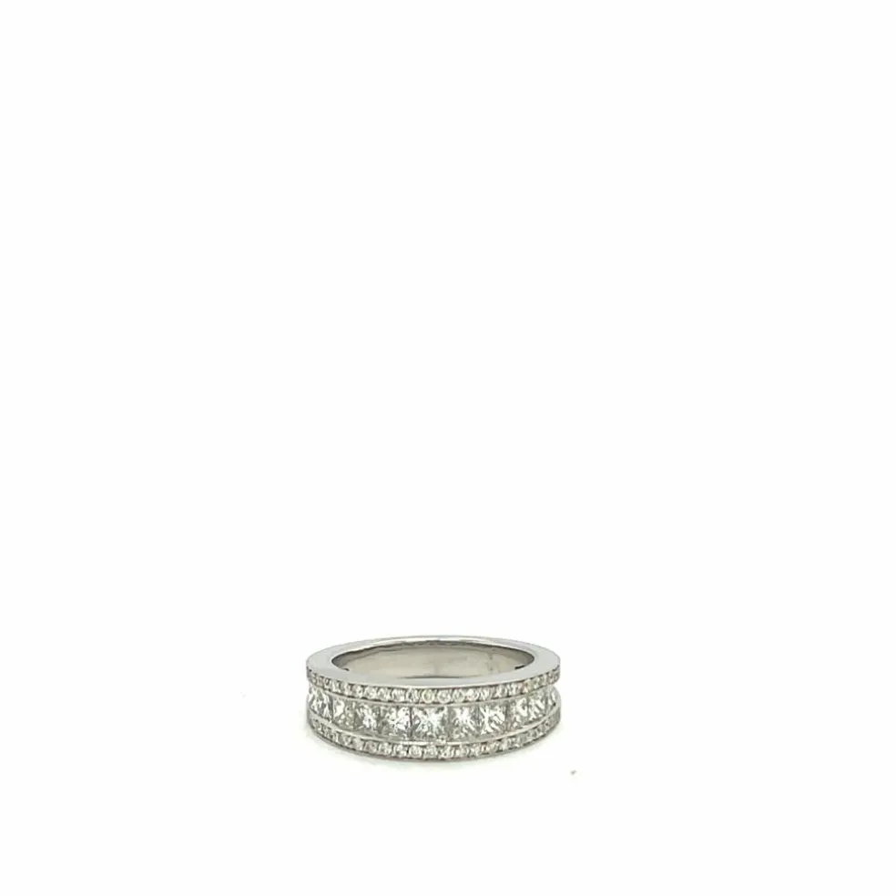 Bague en or blanc 18 carats sertie de diamants taille princesse et brillant