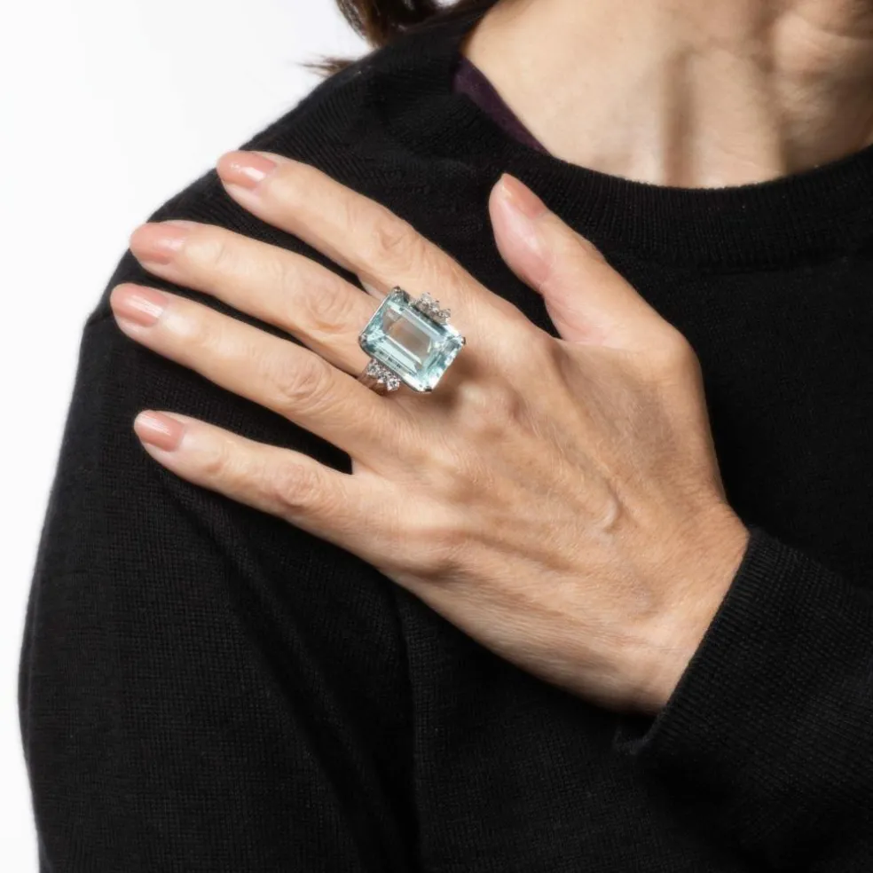Bague en or blanc 27 carats avec aigue-marine