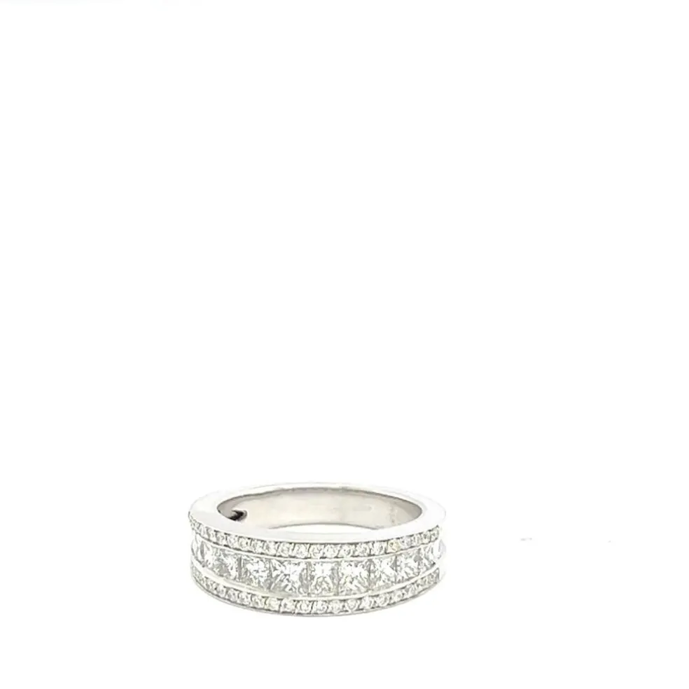 Bague en or blanc 18 carats sertie de diamants taille princesse et brillant