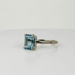 Bague en or blanc 18 carats avec aigue-marine taille émeraude