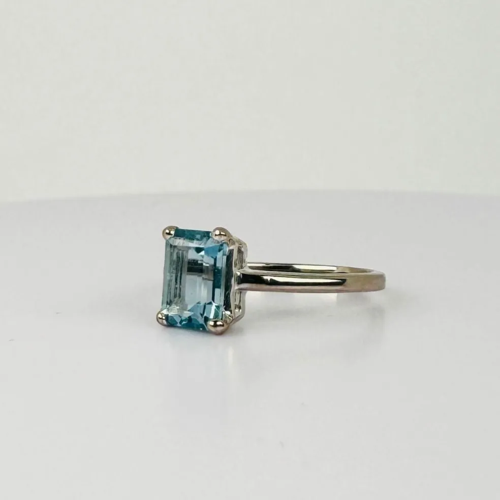Bague en or blanc 18 carats avec aigue-marine taille émeraude