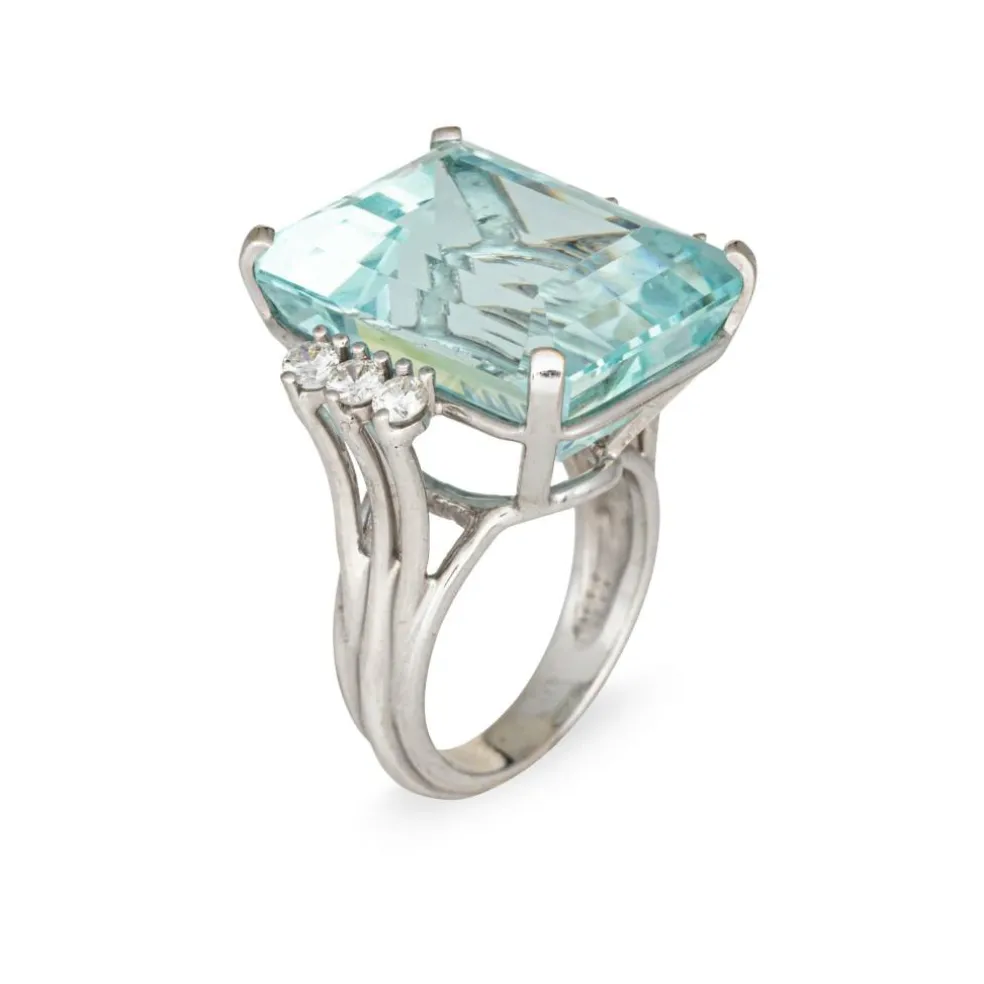 Bague en or blanc 27 carats avec aigue-marine