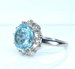 Bague en or blanc 18 carats, aigue marine et diamants