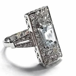 Bague en or blanc 18 carats avec aigue-marine et diamants