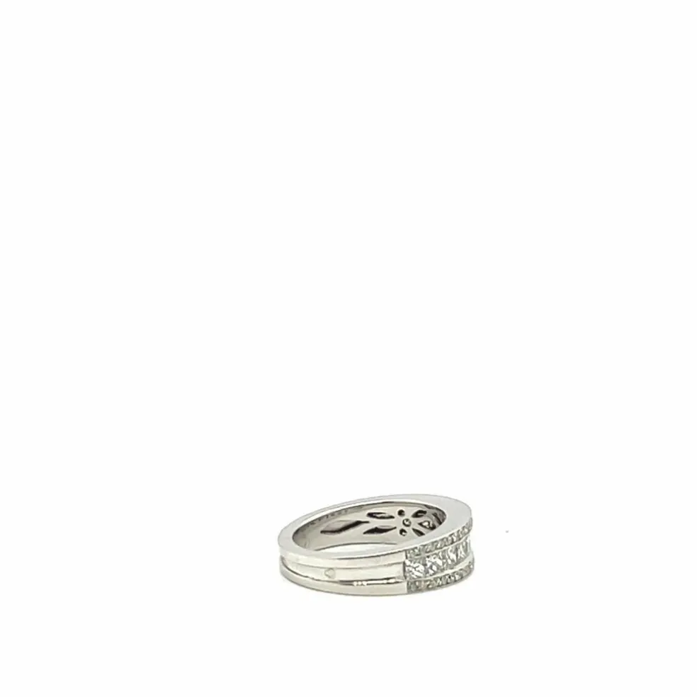 Bague en or blanc 18 carats sertie de diamants taille princesse et brillant
