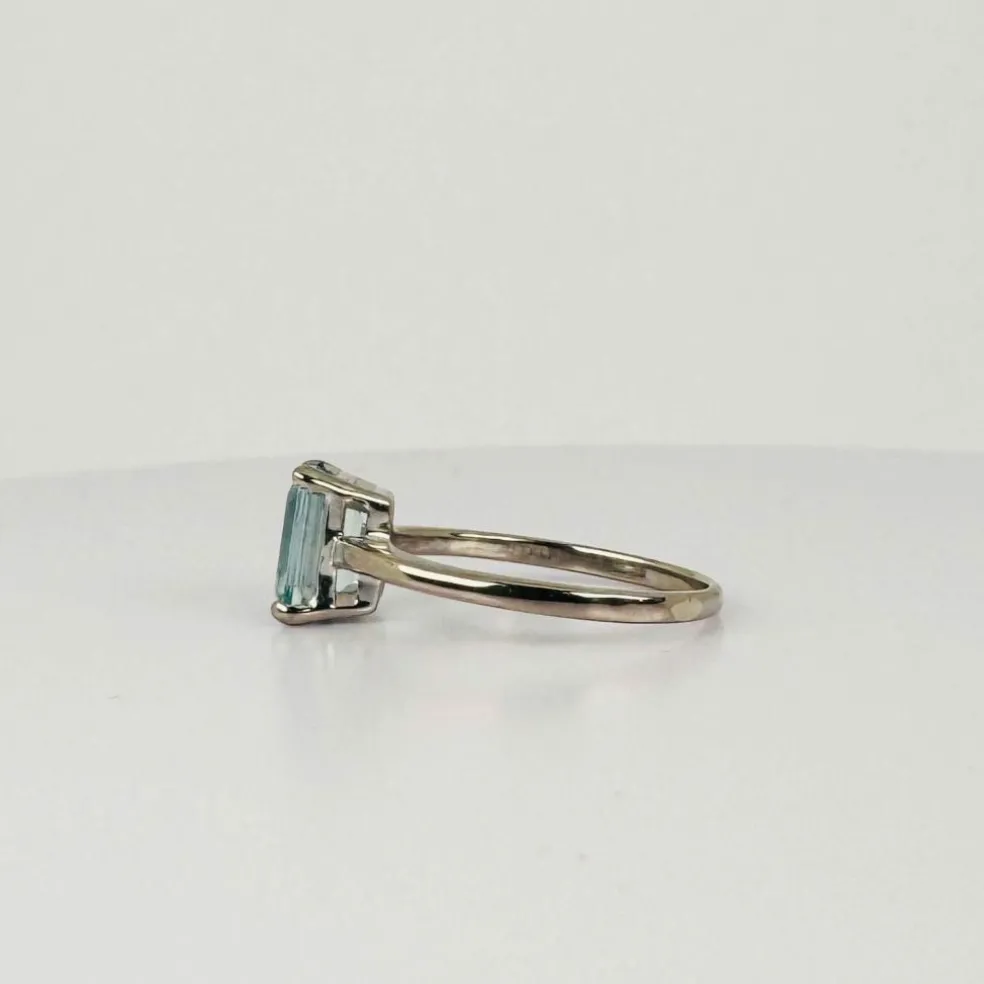 Bague en or blanc 18 carats avec aigue-marine taille émeraude