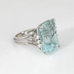 Bague en or blanc 27 carats avec aigue-marine