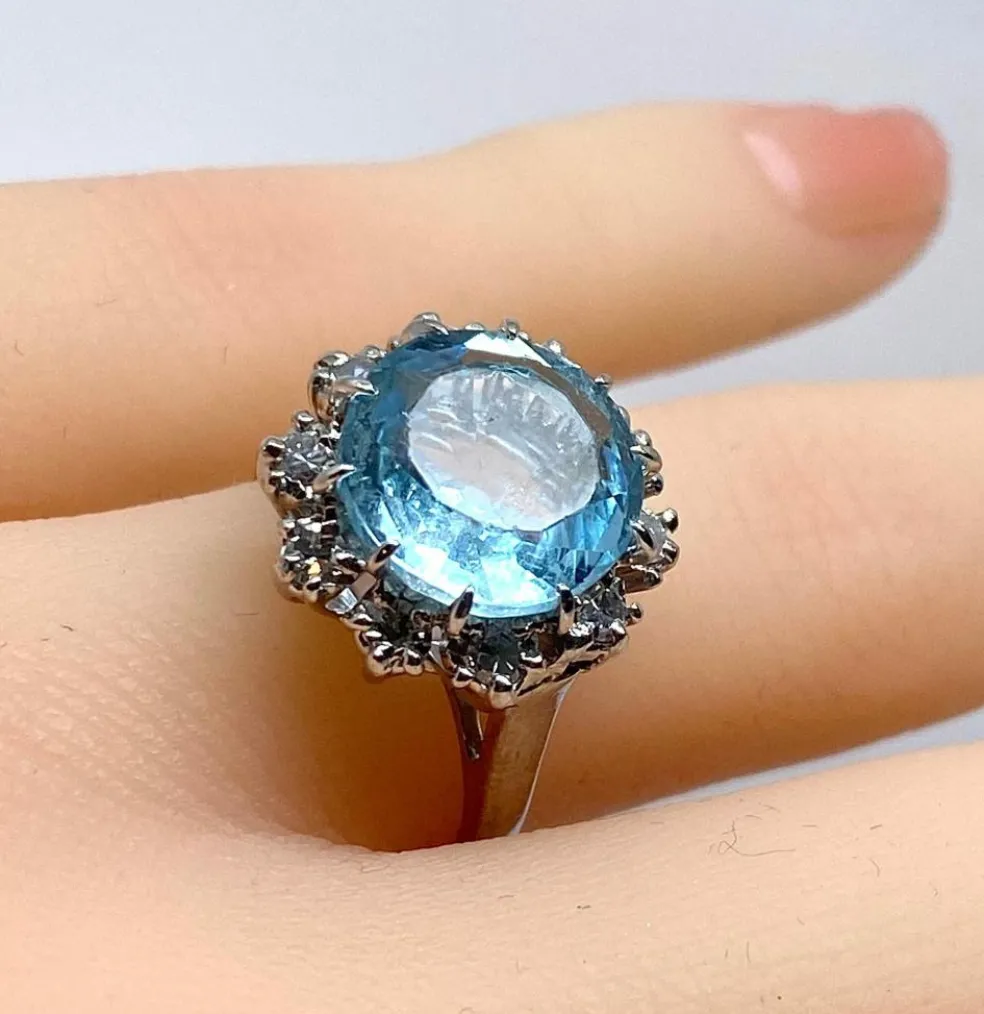 Bague en or blanc 18 carats, aigue marine et diamants