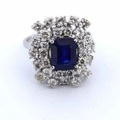 Bague en or blanc 18 carats avec saphir et diamants