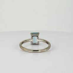 Bague en or blanc 18 carats avec aigue-marine taille émeraude