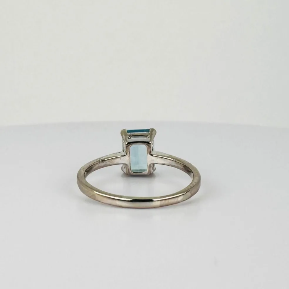 Bague en or blanc 18 carats avec aigue-marine taille émeraude