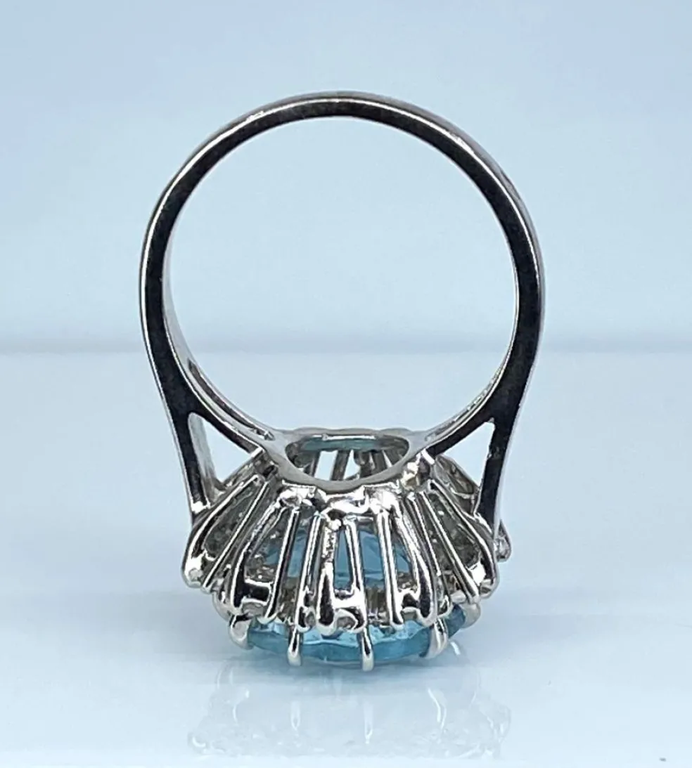 Bague en or blanc 18 carats, aigue marine et diamants