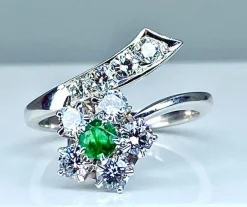 Bague en or blanc 18 carats en émeraude et diamants