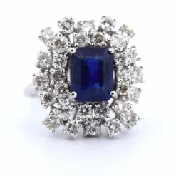 Bague en or blanc 18 carats avec saphir et diamants