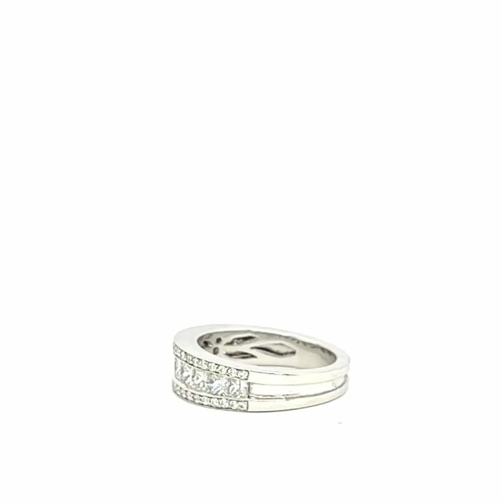 Bague en or blanc 18 carats sertie de diamants taille princesse et brillant