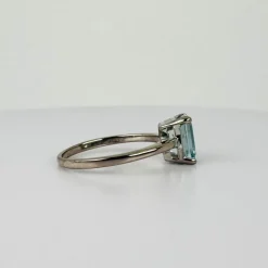 Bague en or blanc 18 carats avec aigue-marine taille émeraude