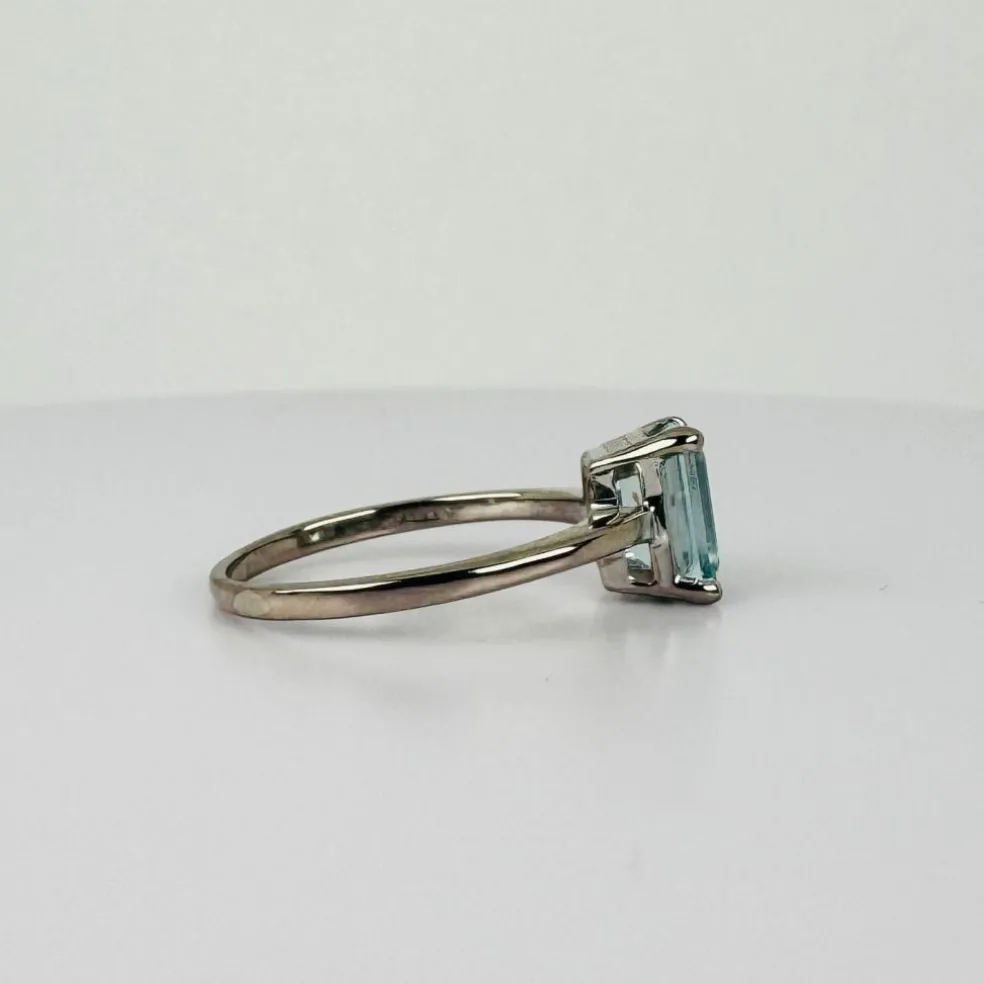 Bague en or blanc 18 carats avec aigue-marine taille émeraude