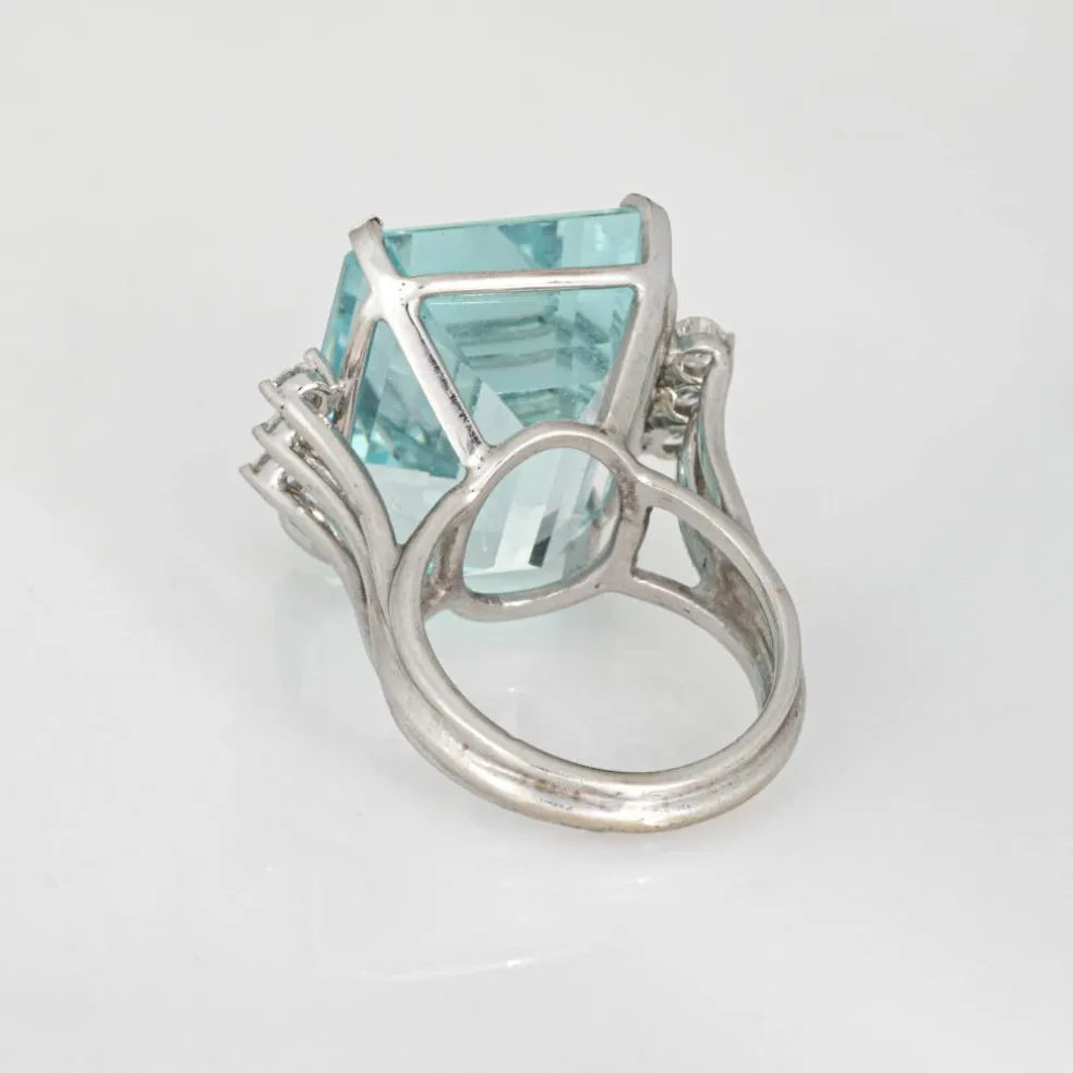 Bague en or blanc 27 carats avec aigue-marine