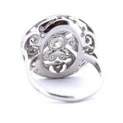 Bague en or blanc 18 carats avec ajourage spécial et diamants