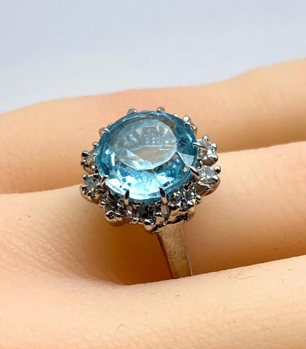 Bague en or blanc 18 carats, aigue marine et diamants