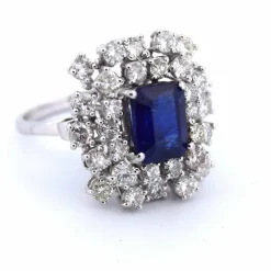 Bague en or blanc 18 carats avec saphir et diamants