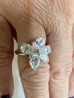 Bague en or blanc 18 carats avec fleur solitaire en diamant